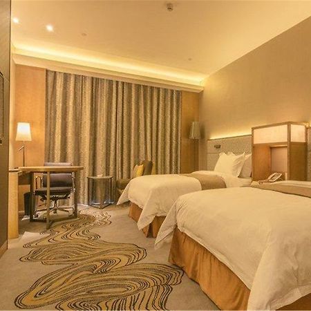 The Summit Hotel Жонгшан Екстериор снимка