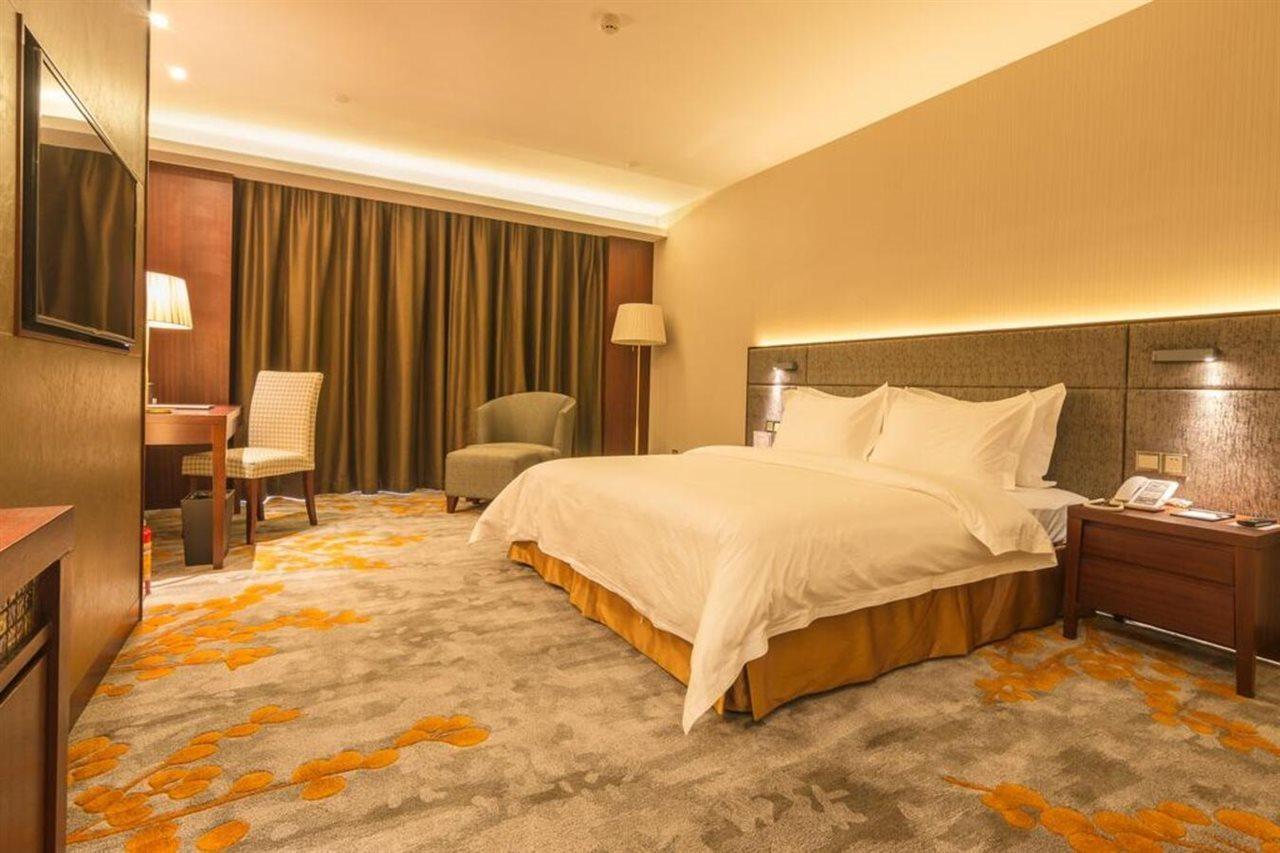 The Summit Hotel Жонгшан Екстериор снимка