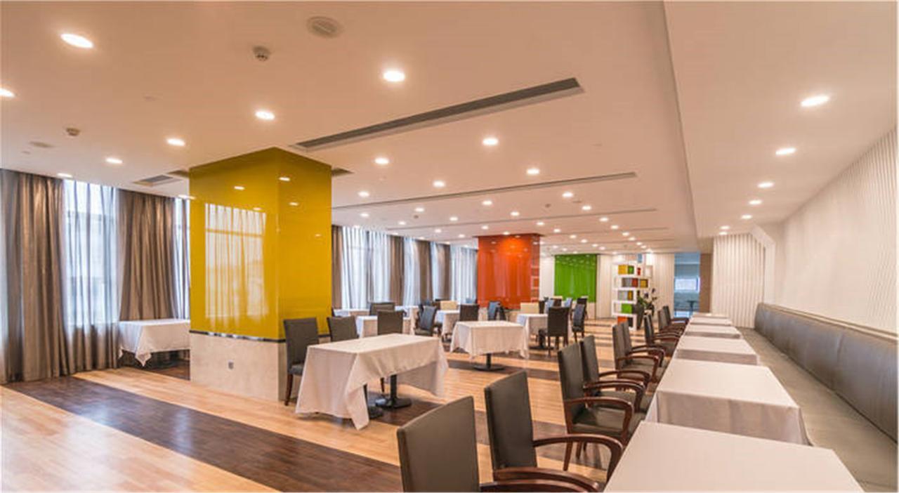 The Summit Hotel Жонгшан Екстериор снимка