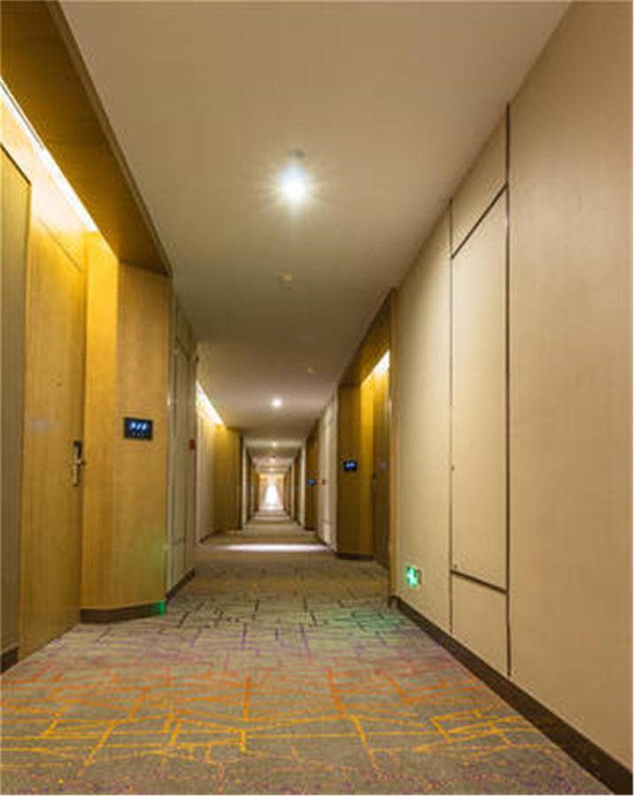 The Summit Hotel Жонгшан Екстериор снимка