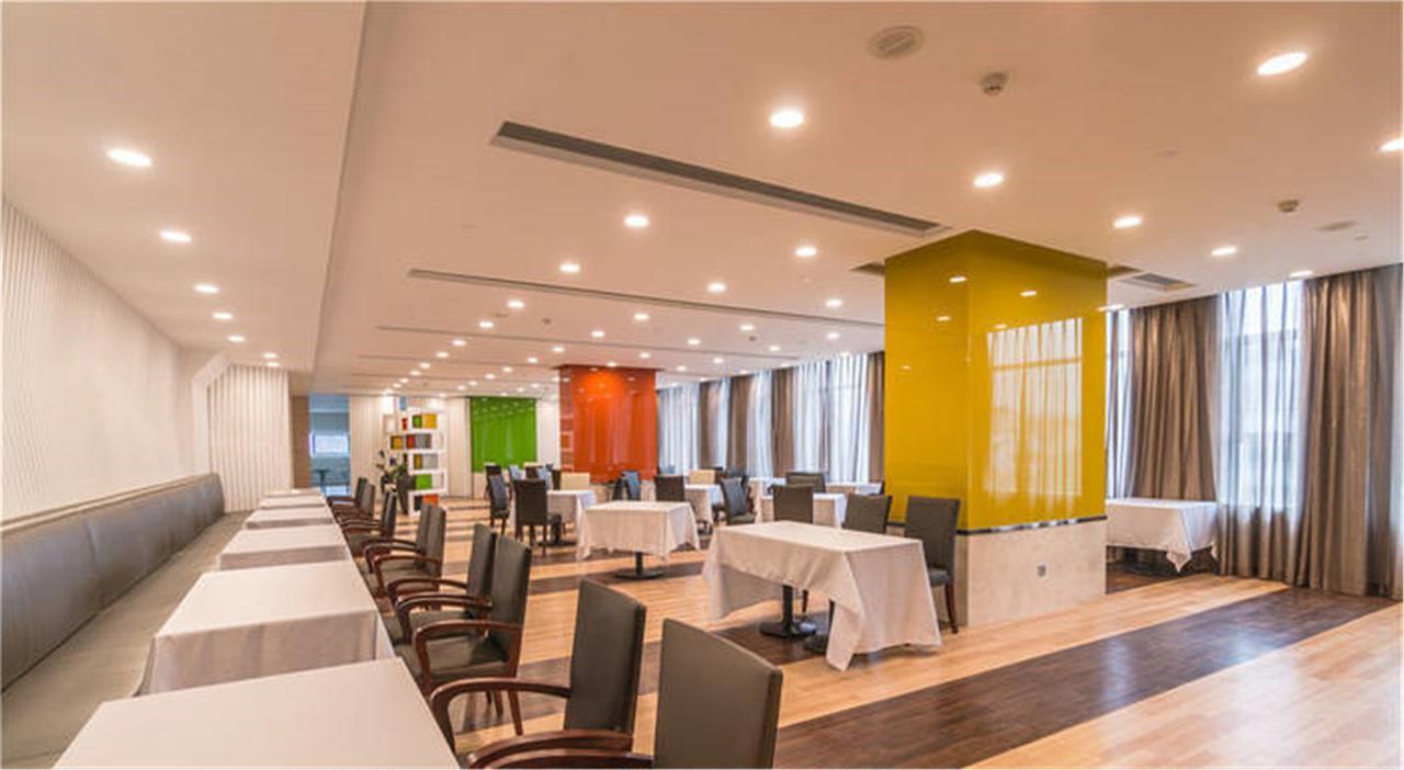 The Summit Hotel Жонгшан Екстериор снимка